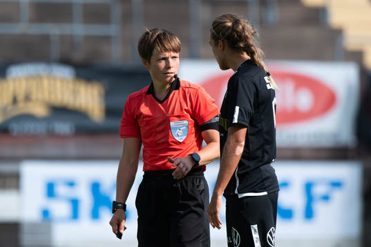 Domare Sara Wiinikka pratar med Göteborgs Filippa Angeldal