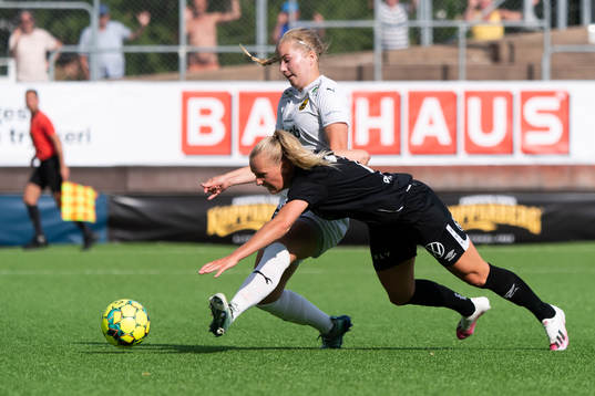 Umeås Eva Nyström i kamp med Göteborgs Stina Blackstenius