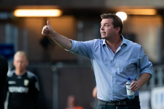 IFK Norrköpings tränare Jens Gustafsson gör tummen upp