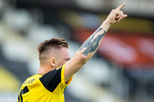 Häckens Alexander Söderlund jublar efter 1-0
