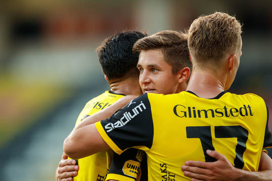 Häckens Leo Bengtsson jublar med Ahmed Yasin och Gustav Berggren efter 2-0