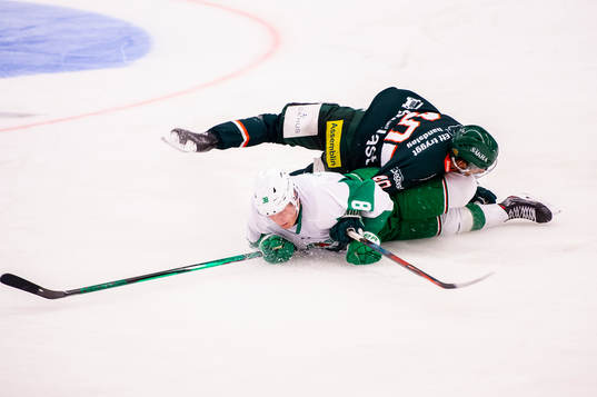 Rögles Erik Andersson och Kristianstads Kalle Miketinac i