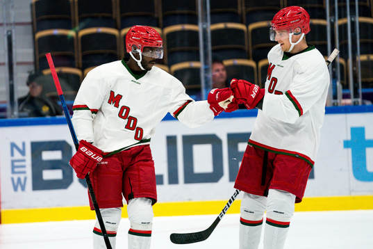 Modos Edwin Hedberg och Brendan Mikkelson jublar