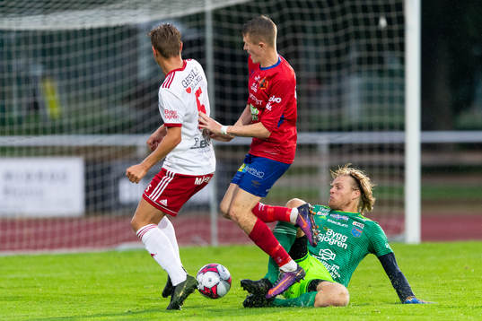 Halmias målvakt Markus Rydeberg och Varbergs GIFs Rasmus Cronvall