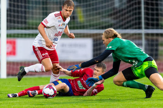 Halmias målvakt Markus Rydeberg och Varbergs GIFs Rasmus Cronvall