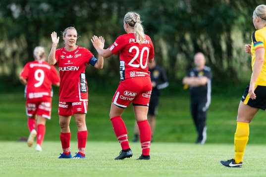 Elfsborgs Linda Westberg Carlsson och Ebba Johansson jublar