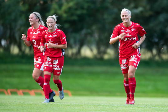 Elfsborgs Ellen Larsson jublar ihop med Ebba Johansson och Sara Jardving efter att gjort mål