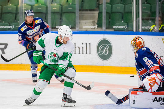 Rögles Simon Ryfors oroar mot Växjös målvakt Viktor