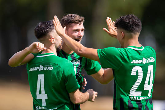 Högaborgs Ahmad Abed, Mattias Almeida Sundell och Adam Sreis jublar efter 1-1 målet
