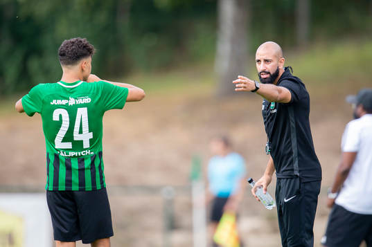 Högaborgs tränare Akram Mansour instruerar Ahmad Abed