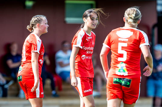 Dösjöbros Emma Törnqvist jublar med lagkamraterna efter 3-3