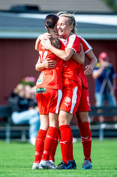 Dösjöbros Emma Törnqvist jublar med Ella Augustsson efter 3-3