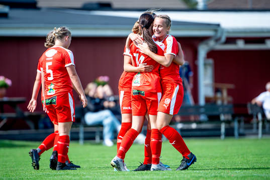 Dösjöbros Emma Törnqvist jublar med Ella Augustsson efter 3-3