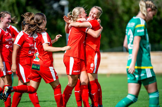 Dösjöbros Ida Gustafsson och Ella Augustsson jublar med lagkamraterna efter mål