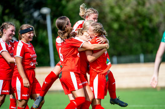 Dösjöbros Ida Gustafsson jublar med lagkamraterna efter mål