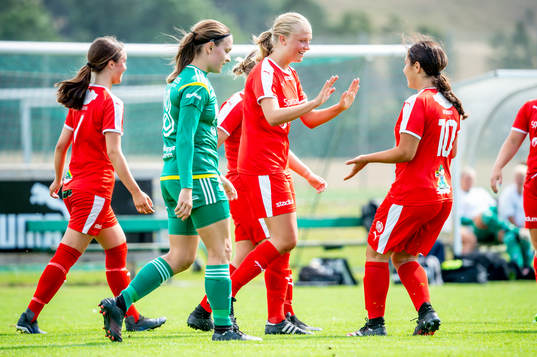 Dösjöbros Ida Gustafsson och Malak Akile jublar med lagkamraterna efter mål
