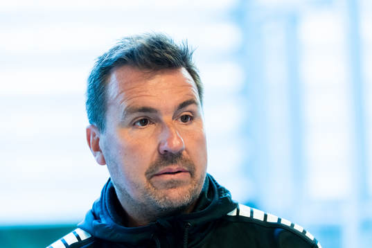GAIS tränare Stefan Jacobsson blir intervjuad