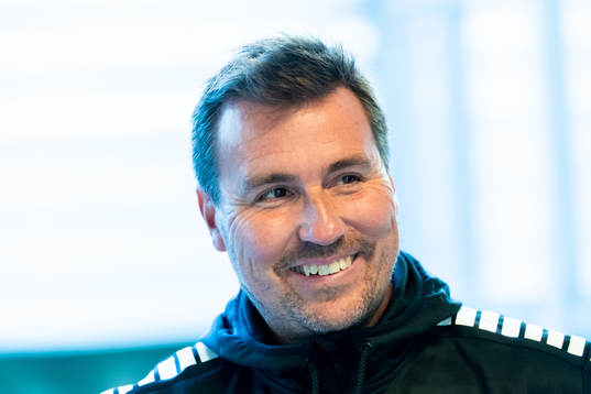 GAIS tränare Stefan Jacobsson blir intervjuad
