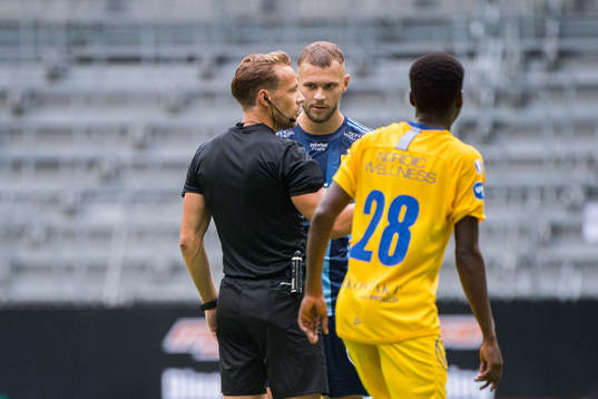 Djurgårdens Jesper Karlström i samtal med domare Kristoffer Karlsson