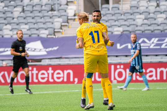 IFK Göteborgs Alexander Farnerud jublar med Sargon Abraham efter 2-2 målet