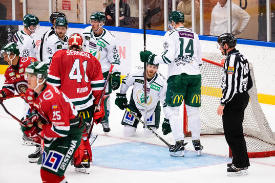 Färjestads Pontus Widerström jublar på knä