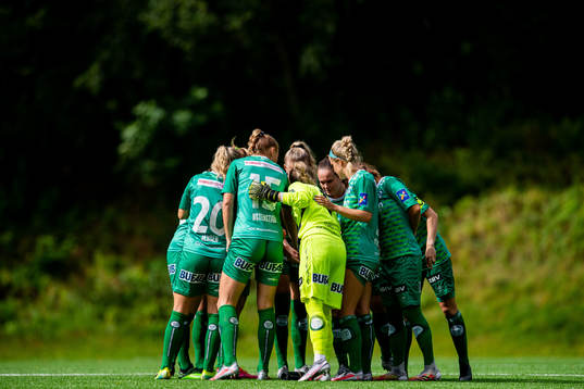 Anette Snørteland Jensen, Marthine Østenstad, goalkeeper Adelaide Gay and the players of Klepp ahead of the Toppserien football match between Sandviken and Klepp on August 22, 2020 in Bergen.
