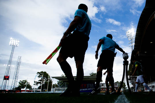 Domare Antti Kanerva tar bollen