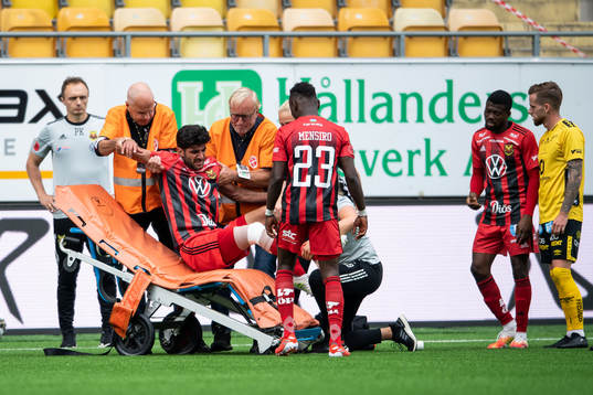 Östersunds Rewan Amin hjälps upp på båren