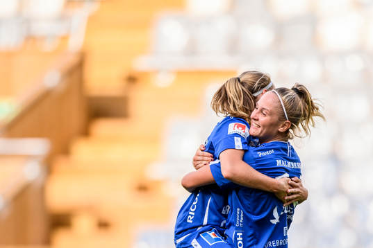 Örebros Heidi Kollanen jublar med Karin Lundin