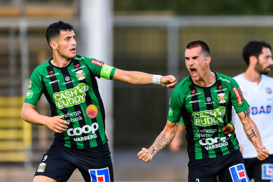 Varbergs Jon Birkfeldt jublar med Astrit Selmani