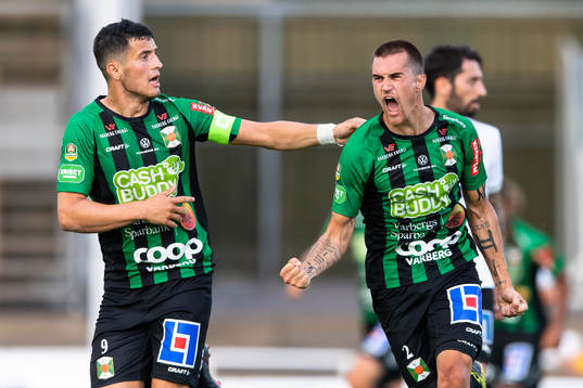 Varbergs Jon Birkfeldt (h) jublar med Astrit Selmani (v)