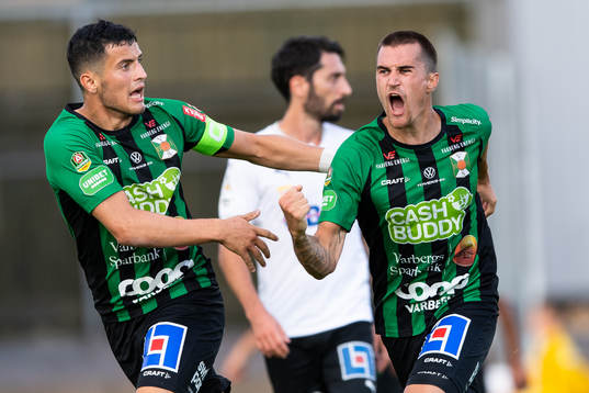 Varbergs Astrit Selmani och Jon Birkfeldt jublar efter 1-1