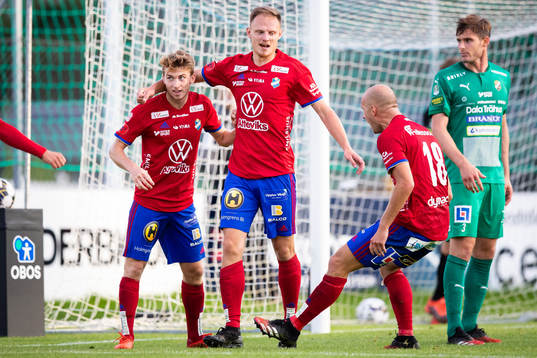 Östers Simon Alexandersson (mitten) jublar ihop med Carl Johansson t.v. och Jonathan Drott efter 1-0