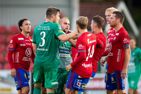 Stökigt mellan lagen när Ljungskiles Adam Rosén får ett