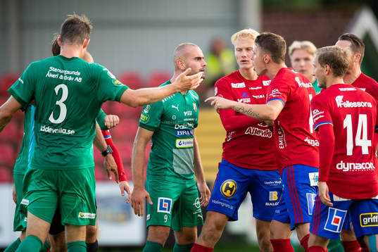 Stökigt mellan lagen när Ljungskiles Adam Rosén får ett