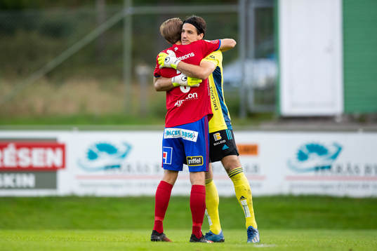 Östers Stefan Karlsson och målvakt Damir Mehic jublar