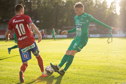 Östers Petar Petrovic och Ljungskiles Johan Svahn