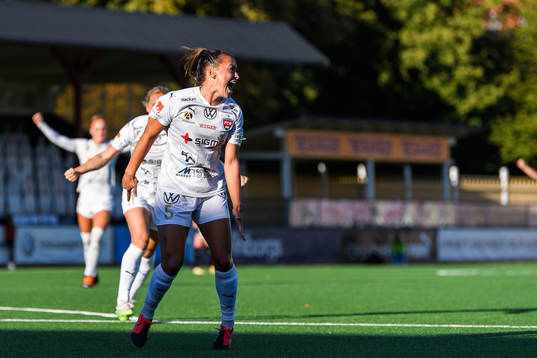 Rosengårds Alexandra Lowe Riley jublar efter 1-0