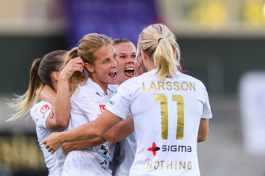 Rosengårds Jessica Samuelsson jublar med lagkamrater 2-0