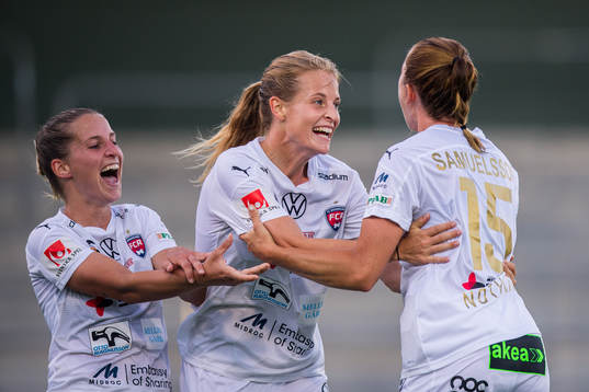 Rosengårds Jessica Samuelsson (th) jublar med Jelena Cankovic och Anna Anvegård efter sitt 2-0 mål