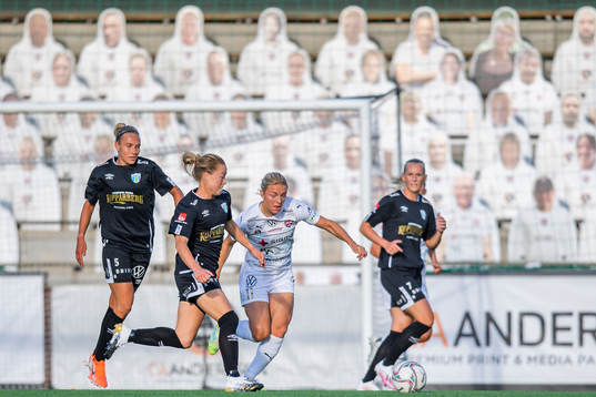 Rosengårds Mimmi Larsson mot Göteborgs Emma Koivisto och