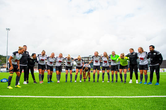 Cathrine Dyngvold and the players of Amazon Grimstad celebrate