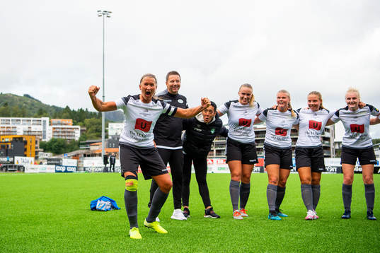 Cathrine Dyngvold and the players of Amazon Grimstad celebrate
