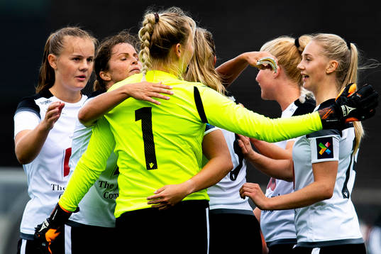 Kelsey Frances Hood, goalkeeper Kristin Rage, Hedda Kristensen Hansen and players of Amazon Grimstad celebrate