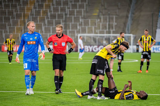 Häckens målvakt Pontus Dahlberg i samtal med domare Glenn