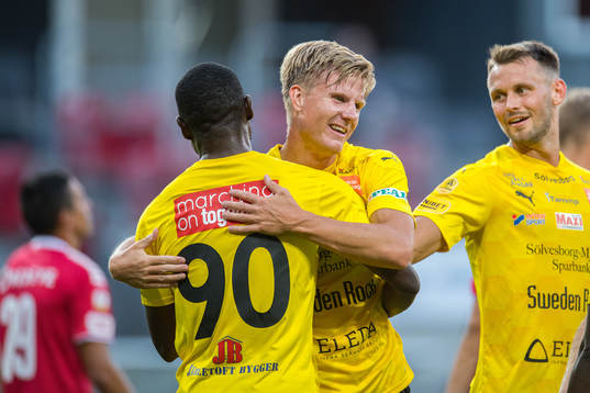 Mjällbys Eric Björkander jublar med lagkamrater efter sitt 0-1 mål