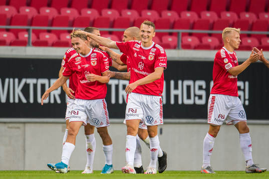 Kalmars Isak Magnusson jublar med lagkamrater efter 1-1 målet