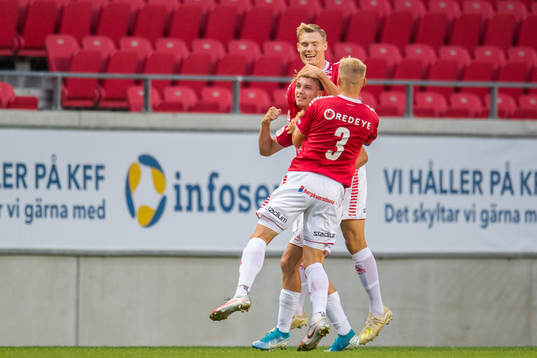 Kalmars Isak Magnusson jublar med lagkamrater efter 1-1 målet