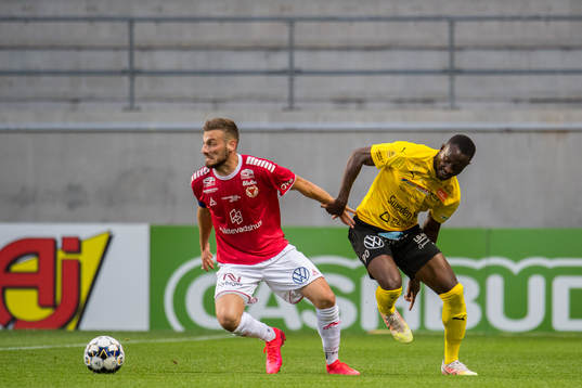 Kalmars Fidan Aliti och Mjällbys Moses Ogbu