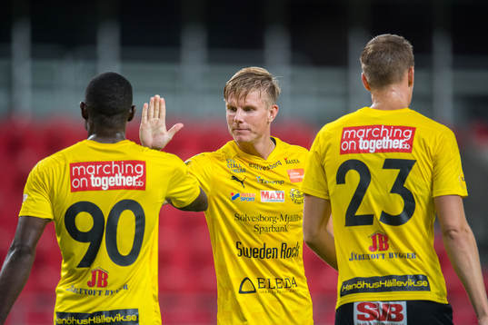 Mjällbys Moses Ogbu, Eric Björkander och Jesper Löfgren jublar efter 1-2 målet